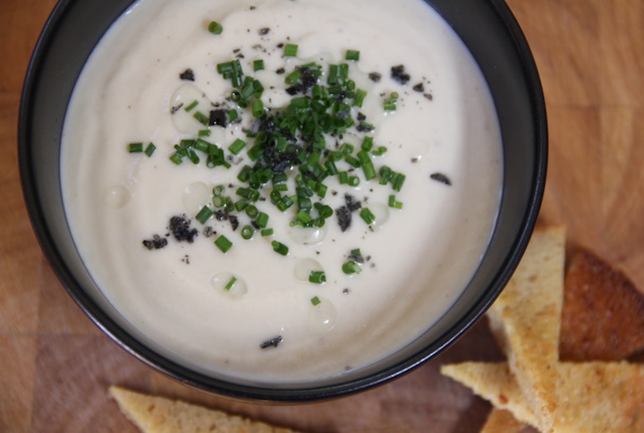 cream-of-cauliflower-soup-with-garlic-toasts